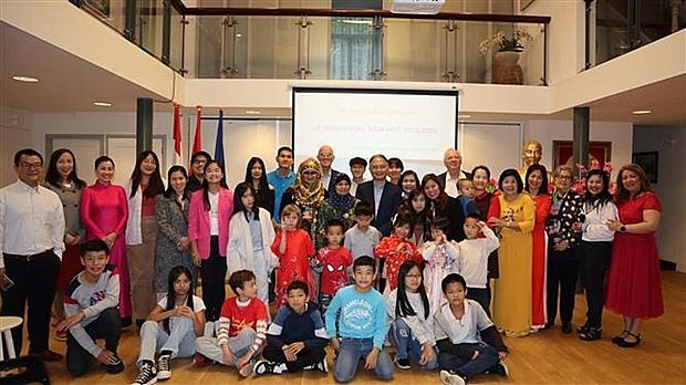 Teachers and learners at the Vietnamese language class opening ceremony in the Netherlands, October 15, 2023  (Photo: VNA)
