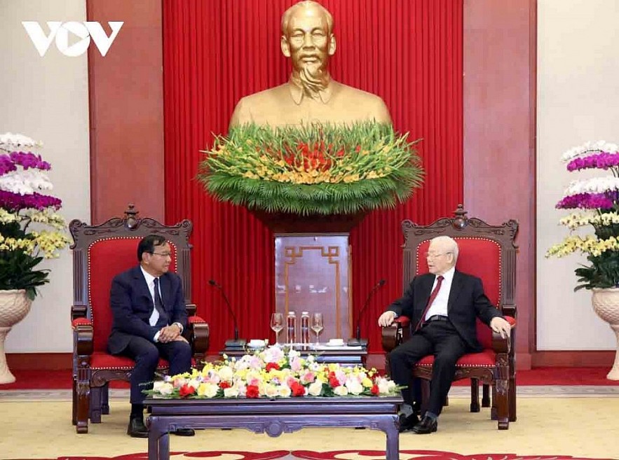 Party General Secretary Nguyen Phu Trong (R) and chairman of the Cambodian People’s Party (CPP) Central Committee's Commission for External Relations Prak Sokhonn at their meeting in Hanoi on October 18.