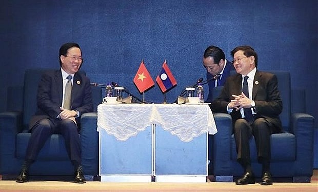 At the meeting between Vietnamese President Vo Van Thuong (L) and General Secretary of the Lao People’s Revolutionary Party and President of Laos Thongloun Sisoulith. (Photo: VNA)