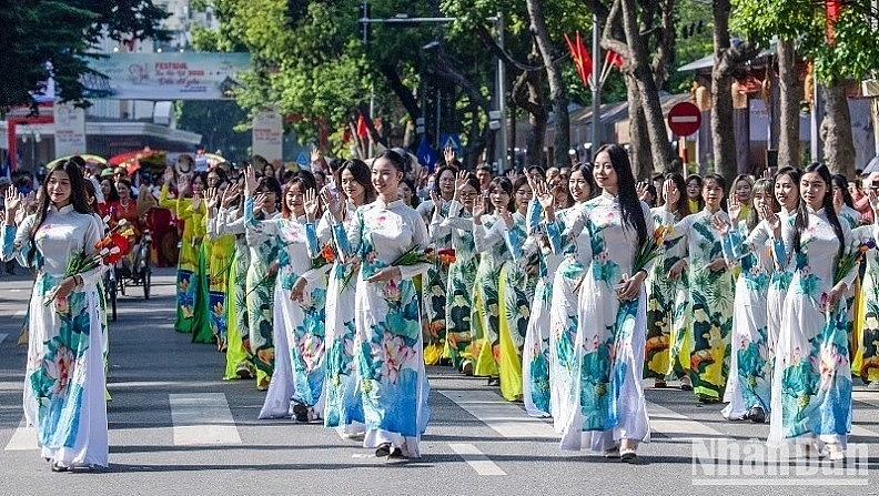 An Ao dai parade at the Hanoi Autumn Festival, October 2023. Photo: Thanh Dat