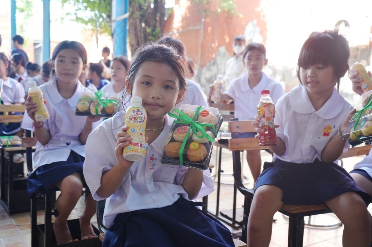 tan hiep phat continues to join efforts in caring for children to steadily go to school