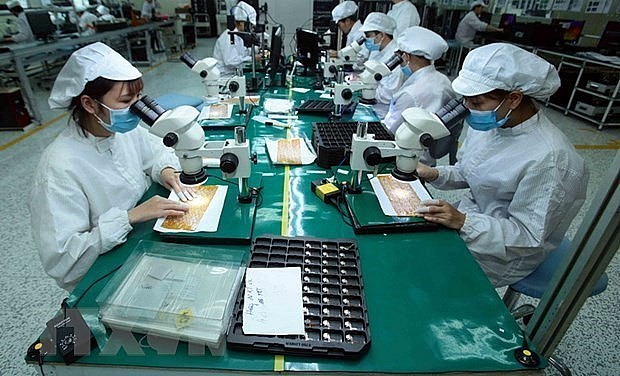 Production of electronic devices in a company in Hung Yen province. (Photo: VNA)