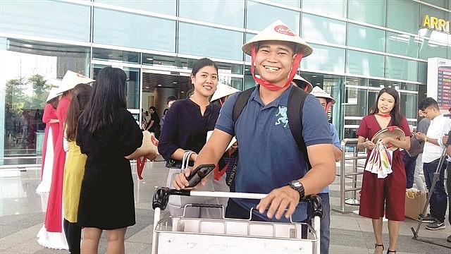 A Thai tourist is welcomed at Đà Nẵng International Airport. The central city of Đà Nẵng called for the launch of more direct flights from Thailand and Indonesia to Đà Nẵng. — Photo courtesy of Trần Lê Lâm