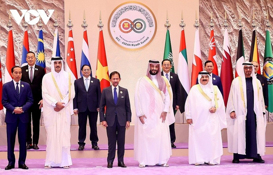 Vietnamese Prime Minister Pham Minh Chinh (second from left, second row) and other heads of delegations pose for a group photo at the opening ceremony of the first ASEAN-GCC Summit in Riyadh, Saudi Arabia, on October 20.