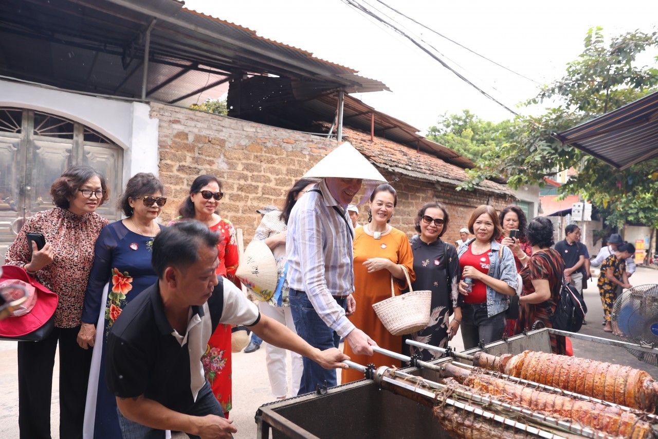 bulgarian ambassador visits duong lam ancient village