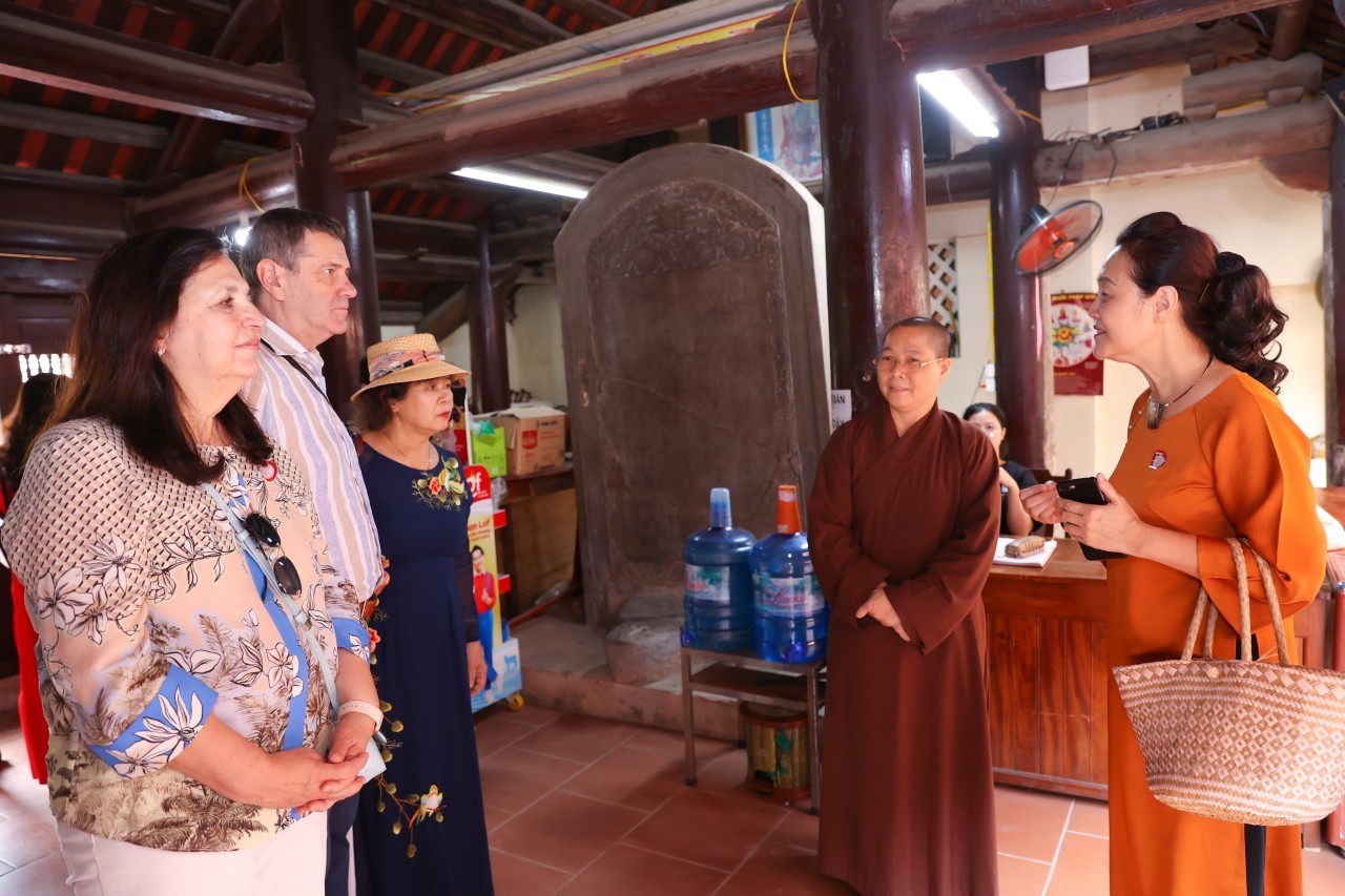Bulgarian Ambassador Visits Duong Lam Ancient Village