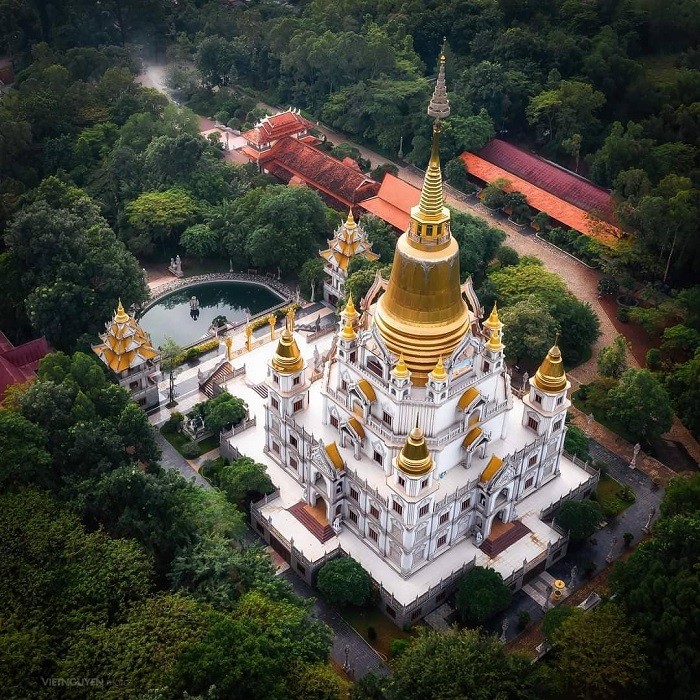 The temple grounds have a unique design covered by lush green forests (photo: Le Tan Loc)