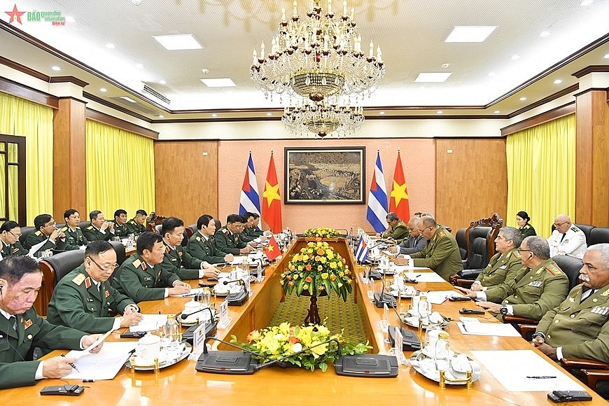 Sen. Lieu. Gen. Nguyen Tan Cuong, Chief of General Staff of the Vietnam People’s Army and Deputy Minister of National Defense, holds talks with Sen. Lieu. Gen. Roberto Legra Sotolongo, Chief of General Staff and Deputy Minister of the Cuban Revolutionary Armed Forces, in Hanoi on October 24. (Photo: PANO)