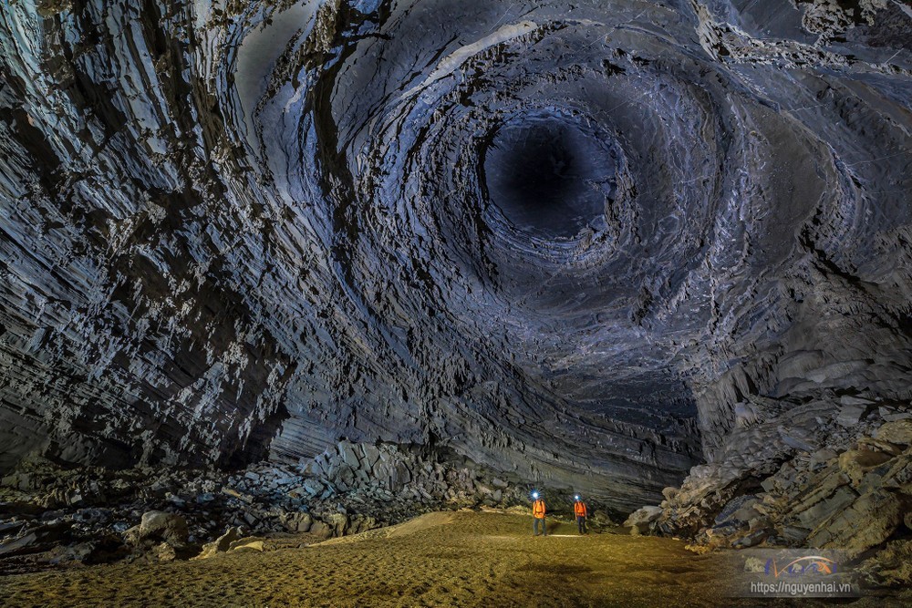 the unique eye of the storm inside hang tien cave