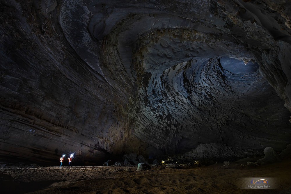 The Unique “Eye Of The Storm” Inside Hang Tien Cave