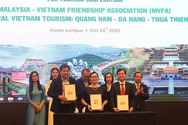A Memorandum of Understanding on communications cooperation is signed between the tourism promotion centres of Thua Thien-Hue, Da Nang and Quang Nam and the Malaysia – Vietnam Friendship Association. (Photo: VNA)