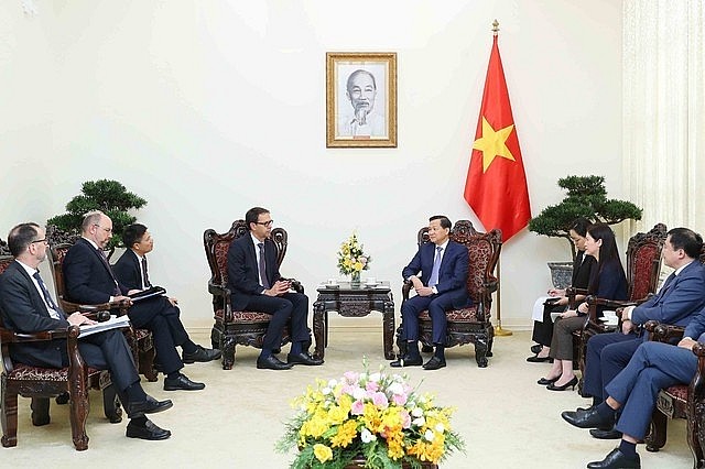 Vietnamese Deputy Prime Minister Le Minh Khai and State Secretary of the Swiss Federal Department of Economic Affairs, Education and Research Dominique Paravicini, during their meeting in Hanoi on October 26. (Photo: VGP)