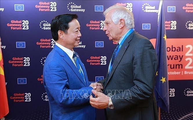 Deputy Prime Minister Tran Hong Ha (L) and Vice President of the European Commission (EC) and High Representative of the European Union (EU) for Foreign Affairs and Security Policy Josep Borrell.