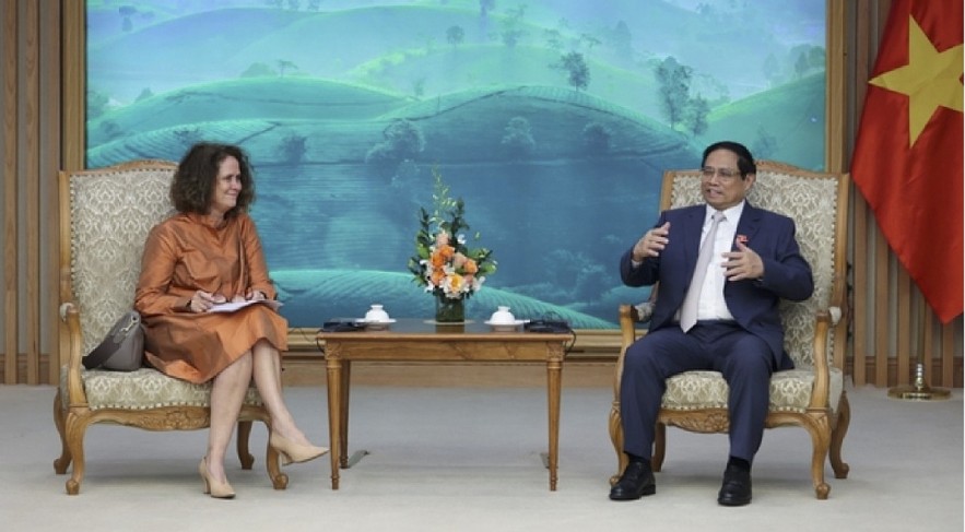 Prime Minister Pham Minh Chinh (R) receives WB Country Director in Vietnam Carolyn Turk (L) in Hanoi on October 27. Photo: VOV