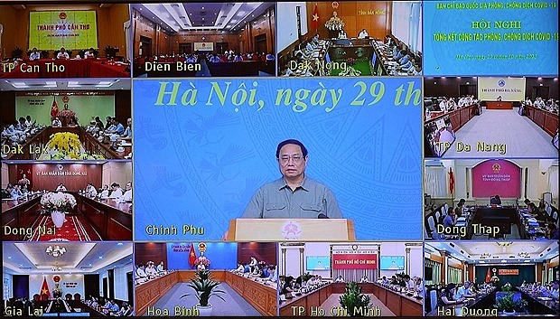 PM Pham Minh Chinh (centre) speaks at the national hybrid conference on October 29. (Photo: VNA)