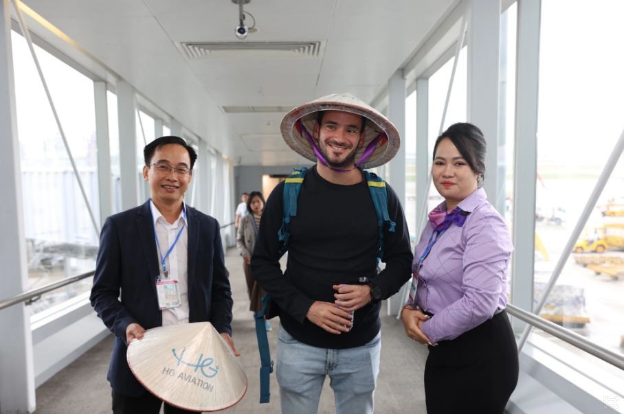 thai airways first passengers arrive in hanoi after 3 years