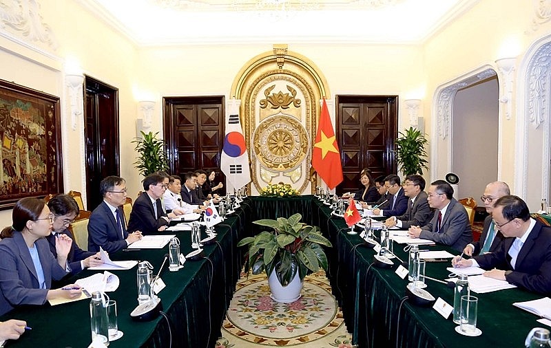 Permanent Deputy Minister of Foreign Affairs Nguyen Minh Vu and RoK's First Deputy Minister of Foreign Affairs Chang Ho Jin co-chaired the 5th Vietnam-RoK Strategic Dialogue on diplomacy, security and defense at the level of Deputy Foreign Ministers.