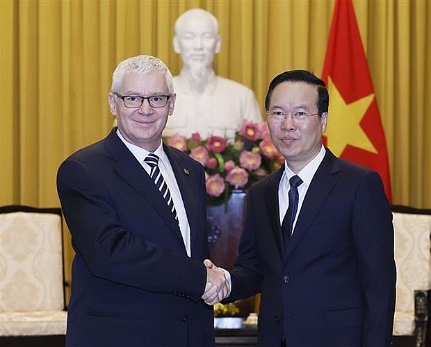 President Vo Van Thuong (R) on November 2 receives Hungarian Prosecutor General Péter Polt in Hanoi. (Photo: VNA)