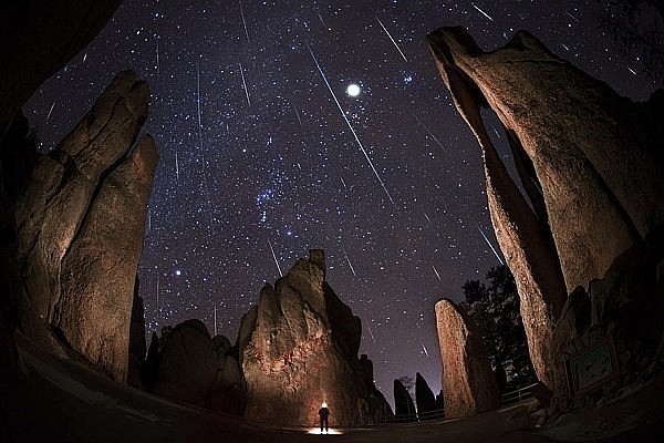 Vietnamese astronomy enthusiasts will have the chance to observe two meteor showers this November. (Source: amsmeteors.org)