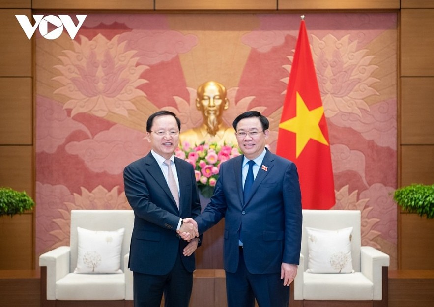 NA Chairman Vuong Dinh Hue (R) welcomes Chief Financial Officer of Samsung Group Park Hark Kyu.