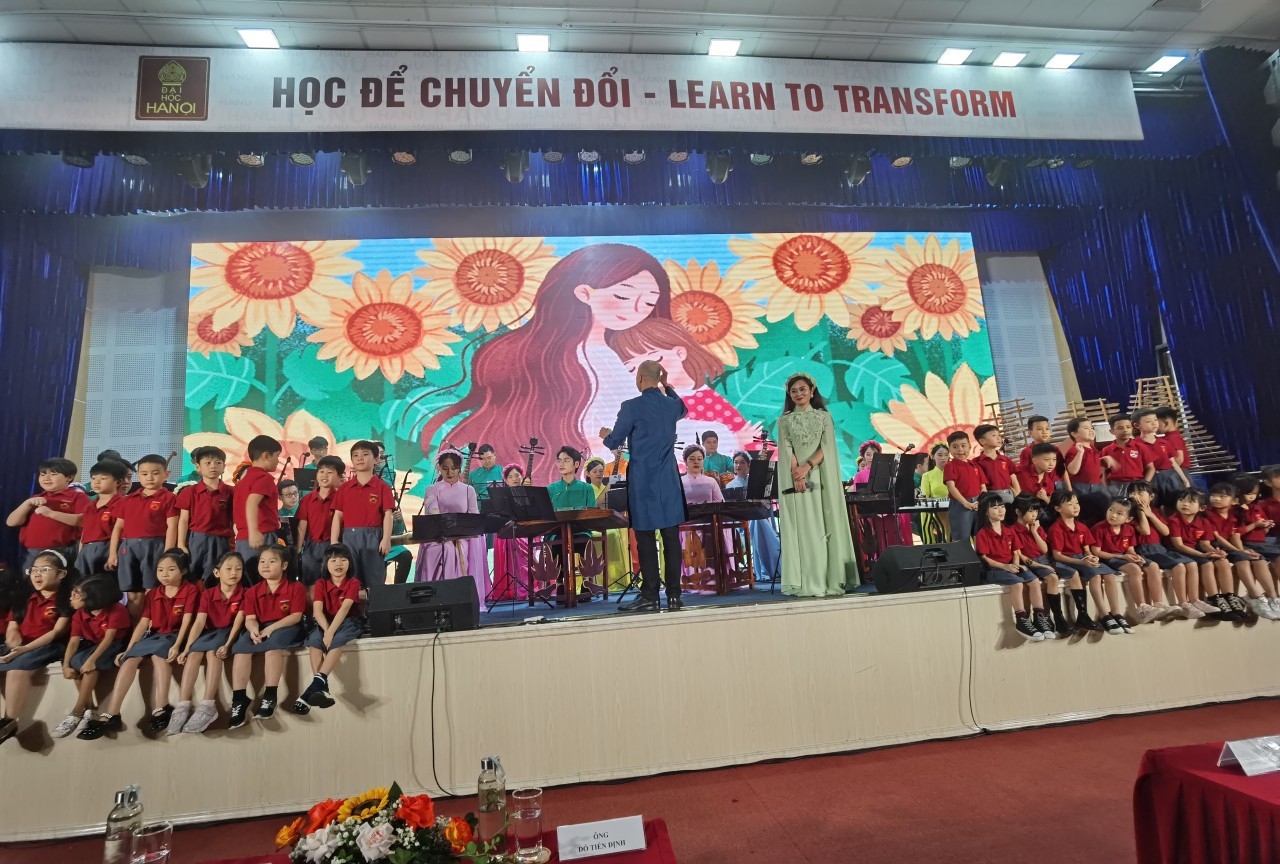 400 Vietnamese, Chinese Youth Exchange Music in Hanoi