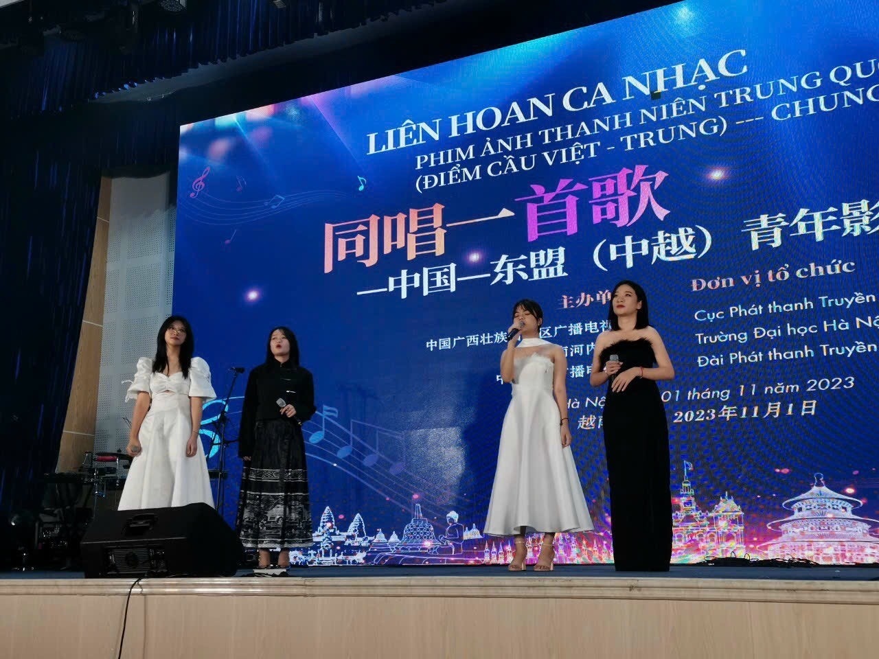 400 Vietnamese, Chinese Youth Exchange Music in Hanoi