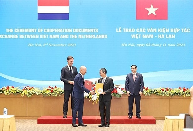 Deputy Minister of Finance Vo Thanh Hung (R) and Dutch Ambassador to Vietnam Kees van Baar on November 2 exchange the MoU. (Photo: baochinhphu.vn)