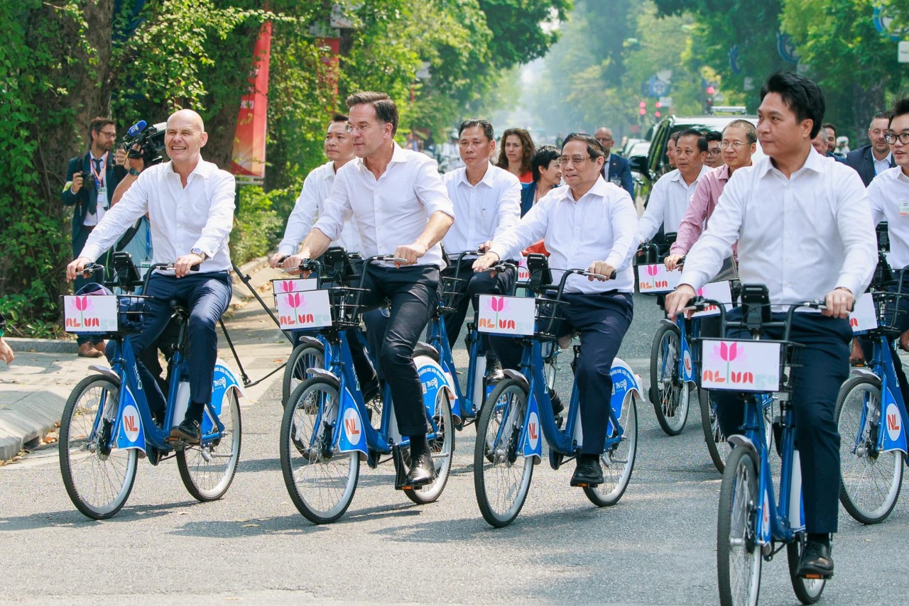 vietnamese dutch prime ministers cycle to enjoy autumn weather in hanoi