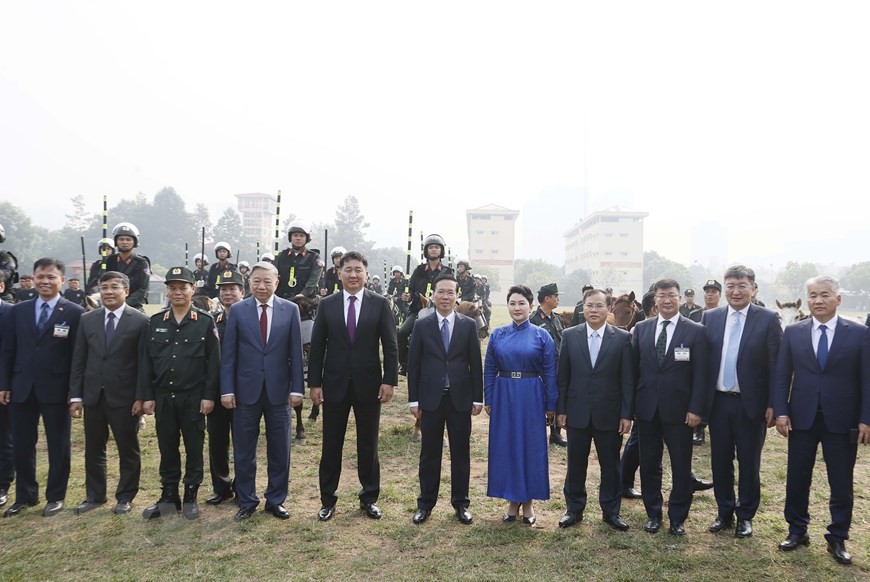Vietnamese, Mongolian Presidents Watch Perform of Mobile Calvary Police Force
