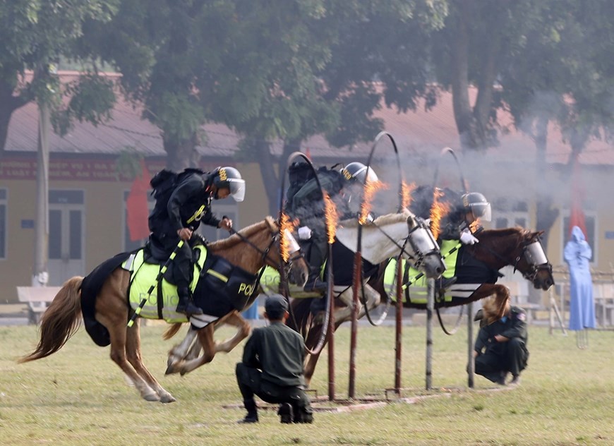 Vietnamese, Mongolian Presidents Watch Perform of Mobile Calvary Police Force