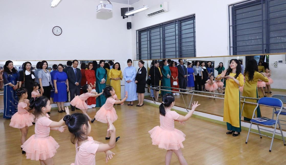 Mongolian President’s spouse visits Chu Van An Primary School in Hanoi