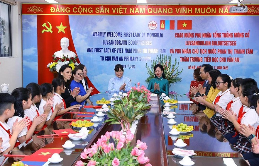 Mongolian President’s spouse visits Chu Van An Primary School in Hanoi