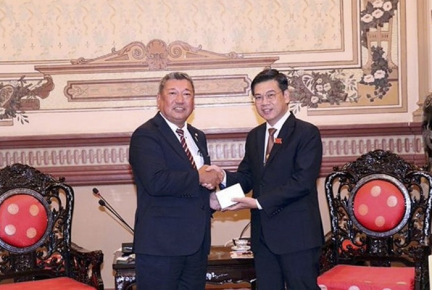 Vice Chairman of the People’s Council of Ho Chi Minh City Nguyen Van Dung (R) and Chairman Wada Kenji of the Friendship Parliamentarians’ Association of Japan’s Osaka prefecture (Photo: VNA)