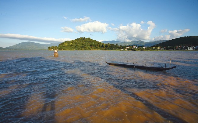 Admire The Mesmerizing Beauty Of Lak Lake