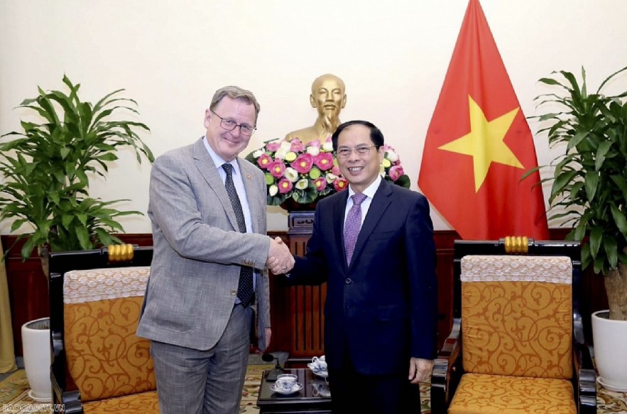 Foreign Minister Bui Thanh Son (R) welcomes Minister-President of the eastern German federal state of Thüringen Bodo Ramelow (Photo: dangcongsan.org.vn)