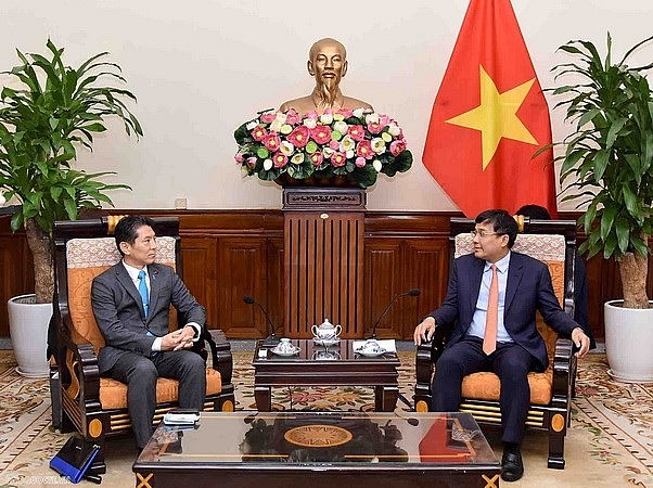 Deputy Minister of Foreign Affairs Nguyen Minh Vu and Murano Seiichi, chairman of the Japan-Vietnam parliamentary friendship alliance of Kobe city, at their meeting in Hanoi on November 7. (Source: baoquocte.vn)
