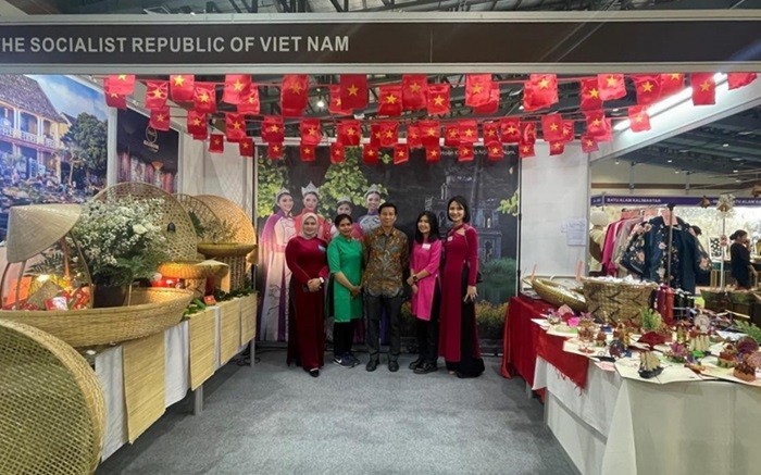 Vietnamese Cuisine Attractive at WIC Charity Fair in Indonesia