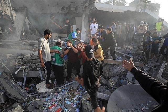 People conduct rescue work among residential buildings destroyed in an Israeli strike in the southern Gaza Strip city of Khan Younis, on Tuesday. Photo: XINHUA