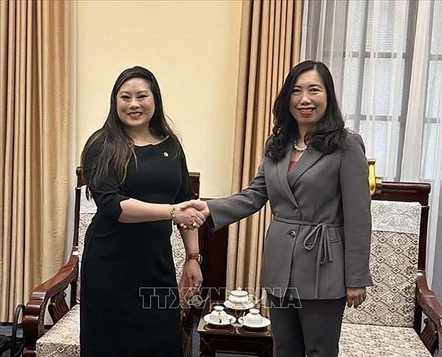 Deputy Minister of Foreign Affairs Le Thi Thu Hang (R) and Commissioner of the US Commodity Futures Trading Commission Caroline Pham in Hanoi on November 13. (Photo: VNA)
