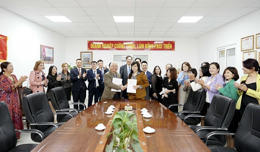 VKBIA signs a comprehensive strategic cooperation document with the Lam Dong Business Association.