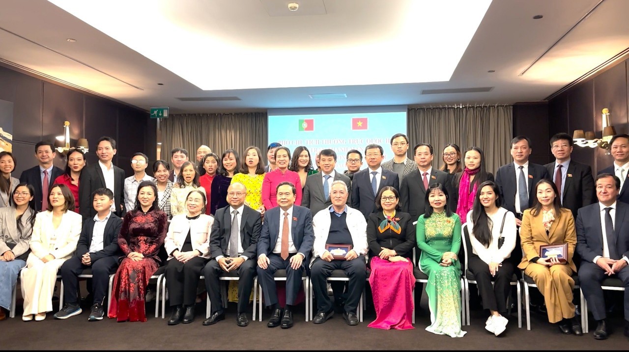 Permanent Vice Chairman of the National Assembly Tran Thanh Man, Vietnamese Ambassador to France concurrently in Portugal Dinh Toan Thang and Embassy officials and employees and the Vietnamese community. Photo: quochoi.vn
