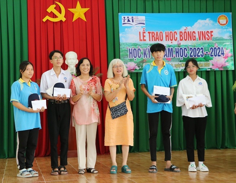 dong thap vnsf awarded scholarships to 64 students in difficult circumstances