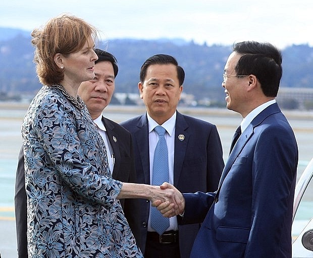 President Vo Van Thuong (R) is greeted at the San Francisco airport (Photo: VNA) 