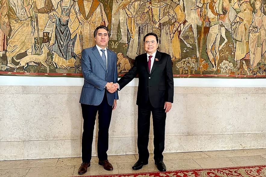 Vice Chairman of the National Assembly of Vietnam Tran Thanh Man (R) and Secretary of State for Foreign Affairs and Cooperation Francisco Andre shaking hands ahead of their meeting. (Photo: daibieunhandan.vn)