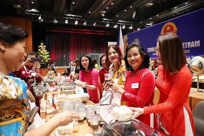 Int'l Charity Festival-Goers in Prague Impressed with Vietnam's Conical Hat