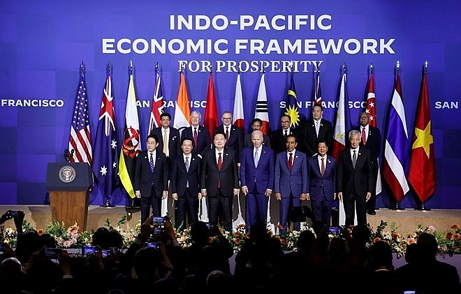 Vietnamese President Vo Van Thuong (second from left, first row) and other leaders pose for a group ohoto ahead of their discussion on the Indo-Pacific Economic Framework for Prosperity  cooperation in San Francisco on November 16. (Photo: VNA)