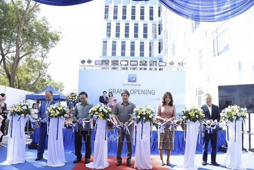 Delegates cut the ribbon inaugurating the medical facility in Vientiane on November 18. (Photo: VNA)