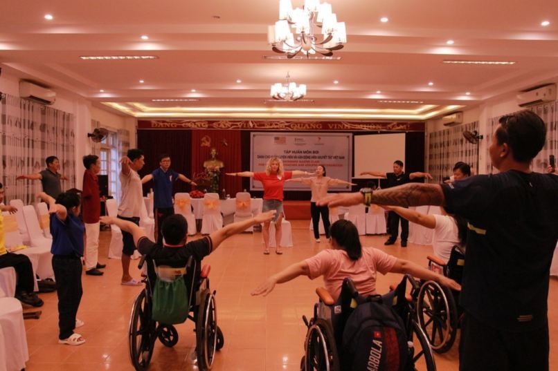 US Sports Envoys Visit Vietnam, Exchange with People with Disabilities