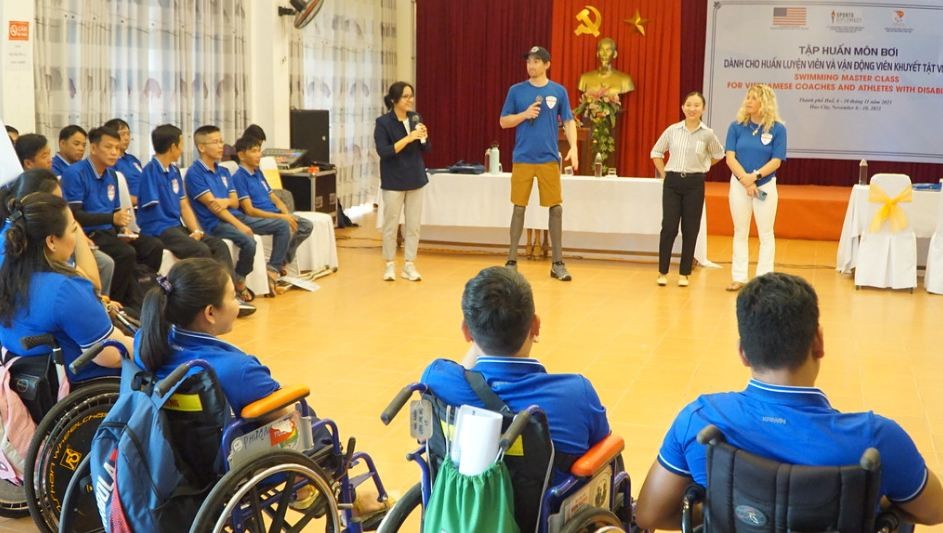 us sports envoys visit vietnam exchange with athletes with disabilities