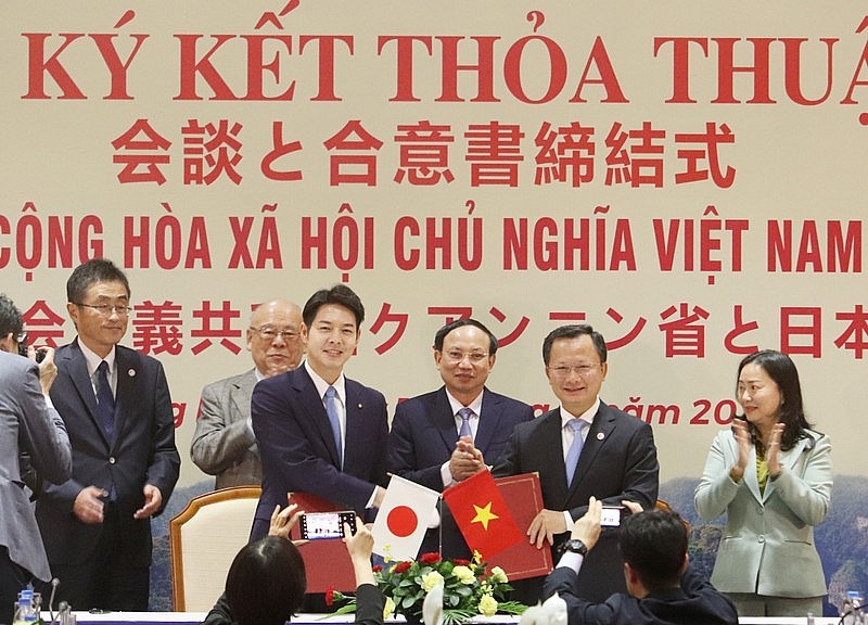 Secretary of the Quang Ninh provincial Party Committee Nguyen Xuan Ky and Governor of Japan’s Hokkaido prefecture Suzuki Naomichi sign a cooperation agreement between the two localities. (Photo: baoquangninh.vn)